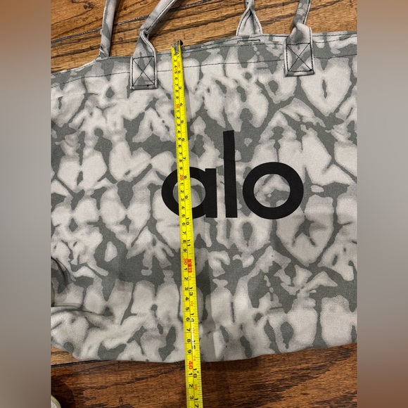 Alo Yoga Tiedye Signature Oversized Tote Bag - Picture 5 of 10